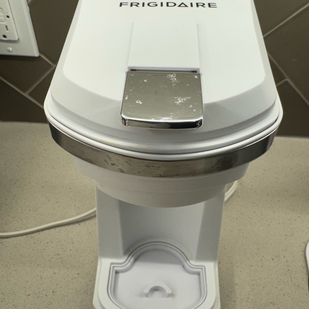 Frigidaire coffee maker - Picture 2 of 3
